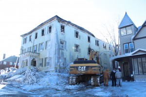 Workers take a final look at the burnt building before tearing it down on Jan. 30, 2014. CAITIE McMEKIN/THE CAMPUS