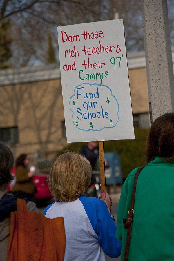 Milwaukee+public+school+teachers%2C+parents%2C+students+and+supporters+staged+a+large+picket+line+outside+MPS+administration+building+on+Vliet+Street+on+Milwaukee%E2%80%99s+west+side.