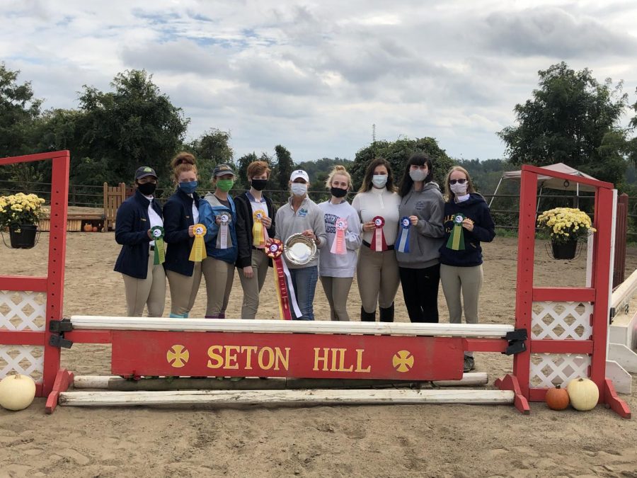 The+Allegheny+Gators+equestrian+team+poses+with+their+medals+during+the+Intercollegiate+Horse+Shows+Association.+The+Gators+finished+second+in+their+first+horse+show+of+the+year+between+Oct.+2-3+at+Seton+Hill+University.+
