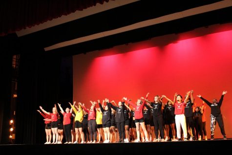 Orchesis 2021 board, choreographers and dancers take their final curtain call together.