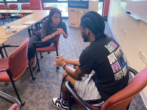 Anthony Jackson-Duckett, ’24, discusses ideas with President Hilary Link at the “Pizza with the President” event.