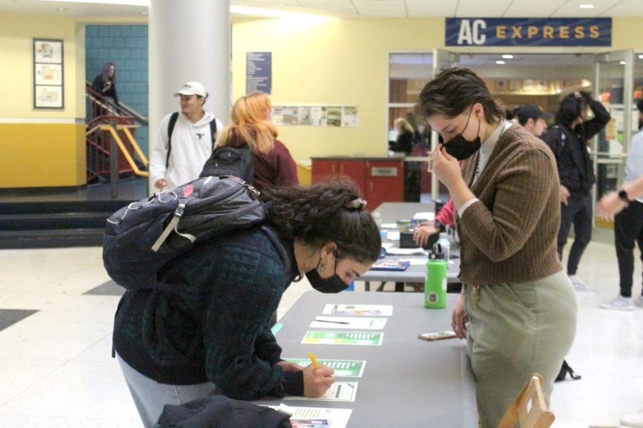 Rachel Pieto, ’23, signs up for Allegheny’s chapter of the Food Recovery Network during tabling hosted by London Dejarnette, ’24, on Friday, Oct. 7.
